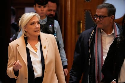 La líder de ultraderecha francesa Marine Le Pen sale de un tribunal durante un breve receso en su juicio de apelación, en París