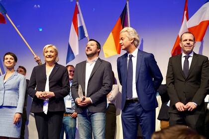 La líder del Frente Nacional francés, Marine Le Pen, el líder de la Liga italiana, Matteo Salvini;  y el líder del Partido de la Libertad holandés, Geert Wilders, durante un encuentro de partidos de ultraderecha europeos