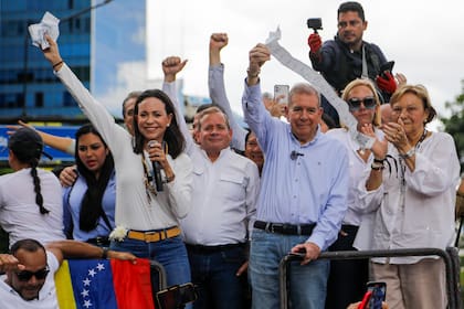 La líder opositora María Corina Machado, a la izquierda, y el candidato opositor Edmundo González sostienen actas de votación desde lo alto de un camión durante una protesta contra los resultados oficiales de las elecciones presidenciales de las que fue declarado ganador el presidente Nicolás Maduro en Caracas, Venezuela, el martes 30 de julio