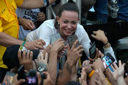 La líder opositora María Corina Machado, a la que el gobierno prohibió ejercer cargos de elección popular, hace campaña en favor del candidato presidencial Edmundo González, el 2 de mayo de 2024, en Maracaibo, Venezuela. (AP/Ariana Cubillos)