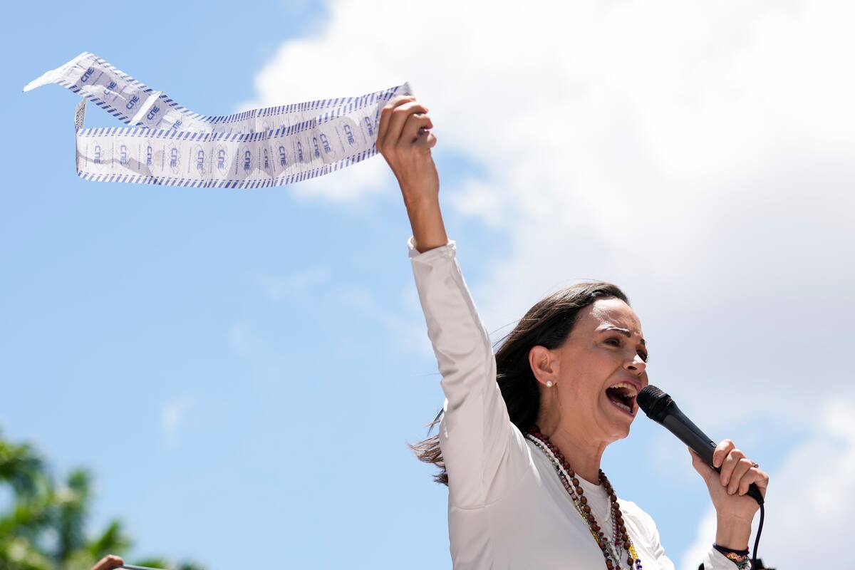 La líder opositora María Corina Machado muestra una hoja de conteo de votos durante una protesta contra la reelección de Nicolás Maduro como presidente de Venezuela, en Caracas, Venezuela, el 28 de agosto de 2024