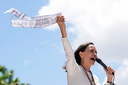 La líder opositora María Corina Machado muestra una hoja de conteo de votos durante una protesta contra la reelección de Nicolás Maduro como presidente de Venezuela, en Caracas, Venezuela, el 28 de agosto de 2024