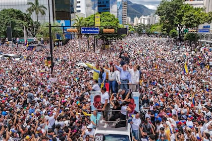 La líder opositora María Corina Machado y el candidato opositor Edmundo González viajan encima de un camión durante una protesta contra los resultados oficiales de las elecciones presidenciales que declararon ganador al presidente Nicolás Maduro en Caracas, Venezuela, el martes 30 de julio de 2024. (AP Foto/Matías Delacroix)