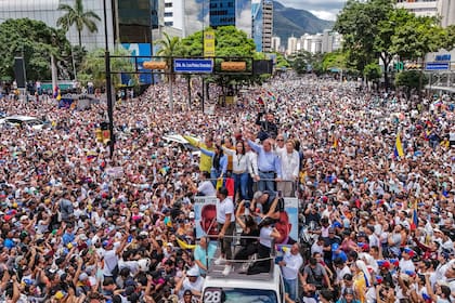 La líder opositora María Corina Machado y el candidato opositor Edmundo González viajan encima de un camión durante una protesta contra los resultados oficiales de las elecciones presidenciales que declararon ganador al presidente Nicolás Maduro en Caracas, Venezuela.