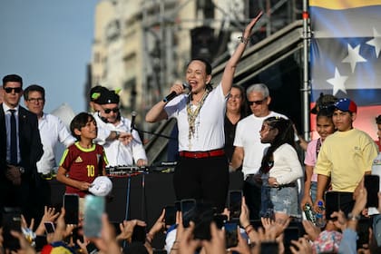 La líder opositora venezolana María Corina Machado habla con sus seguidores desde un escenario en la Puerta del Sol de Madrid