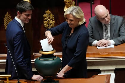 La lideresa de la extrema derecha francesa, Marine Le Pen, vota por un presidente para la Asamblea Nacional de Francia, el jueves 18 de julio de 2024, en París. (AP Foto/Michel Euler)