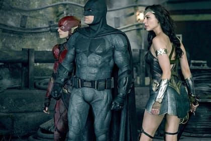 Flash (Ezra Miller), Batman (Ben Affleck) y Mujer Maravilla (Gal Gadot) en una escena de La liga de la Justicia, cuya versión del director original (Zack Snyder, reemplazado por Joss Whedon en 2017) se conocerá mañana a través del streaming