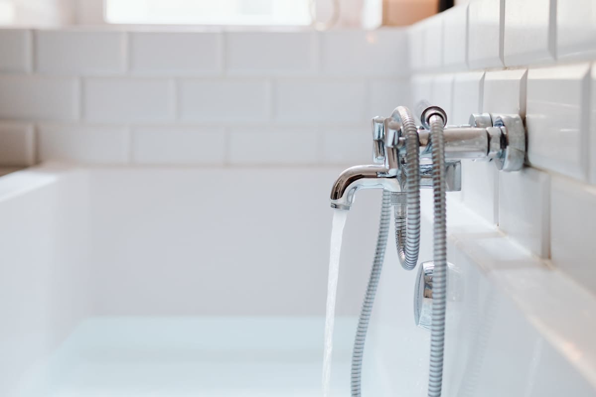 La limpieza de azulejos y sus juntas es posible en cuatro simples pasos