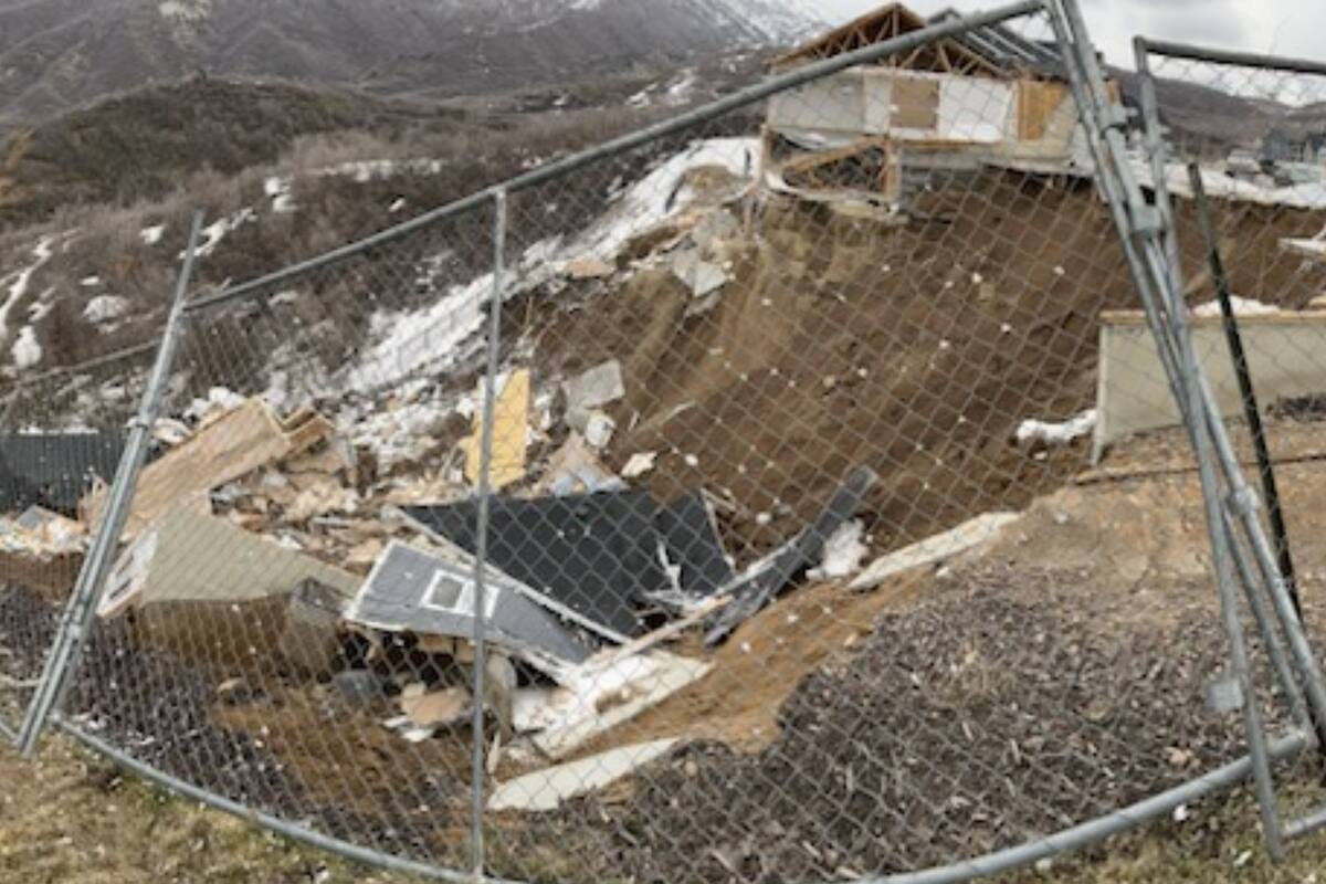 La limpieza de la zona del derrumbe aún no ha comenzado; las familias perdieron algunas pertenencias