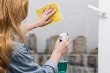 La limpieza de ventanas y vidrios puede parecer una tarea sencilla, pero lograr un resultado impecable sin dejar ningún tipo de marcas o rayas es más difícil de lo que parece