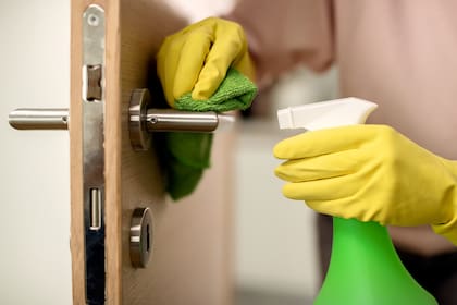 La limpieza elimina los virus y las bacterias de las superficies, pero también puede generar una contaminación atmosférica