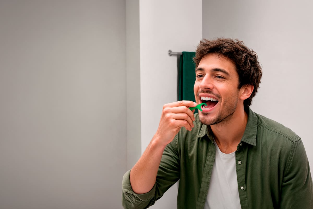 La limpieza interdental complementa el cepillado al remover placa y restos de comida de los espacios entre los dientes.