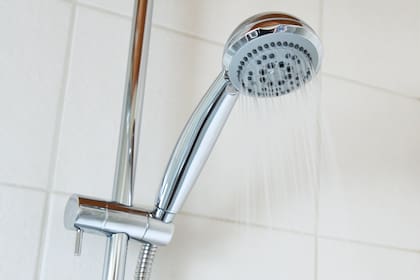 La limpieza periódica del cabezal ayuda a evitar bloqueos y mantener un flujo de agua uniforme