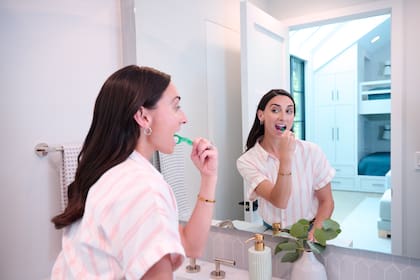 La limpieza que importa también está entre los dientes, en la lengua y por debajo de la línea de las encías.