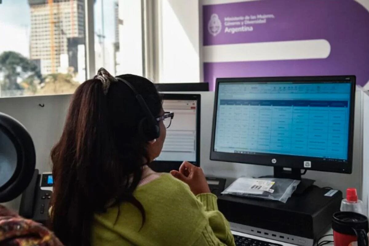 La línea 144 depende de la Subsecretaría de Protección contra la Violencia de Género que funciona dentro del Ministerio de Justicia