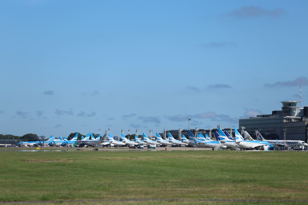 La línea aérea de bandera tenía la mayoría de las posiciones en Aeroparque, lo que impedía que otras empresas pudieran establecerse y operar de manera equitativa