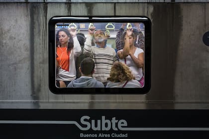 La línea C va de Constitución a Retiro y sigue el curso por debajo de la Avenida 9 de Julio