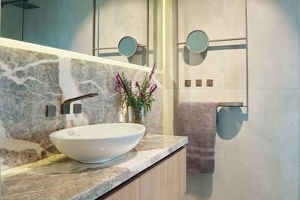 La línea Chaltén de FV, emblema de la elegancia en grifería, se luce con el acabado Eclipse en tono "Tierra Fértil".