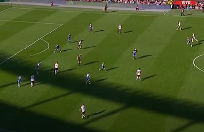 La línea de 5 bien marcada del Boca de Gago 2025 para defender un ataque de River: Luis Advíncula, Rodrigo Battaglia, Marcos Rojo, Ayrton Costa y Lautaro Blanco; los laterales casi no pasaron la mitad de la cancha en el primer tiempo