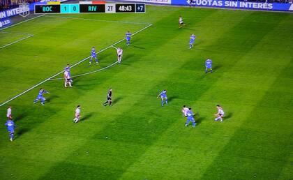 La línea de 5 de Boca en los minutos finales en la Bombonera: Advíncula, Figal, Zambrano, Rojo y Fabra, para defender el resultado