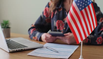 La Línea de Ayuda de Apoyo Legal de Inmigración de la MOIA no proporciona servicios legales de forma directa ni tampoco programa citas para los usuarios con los abogados