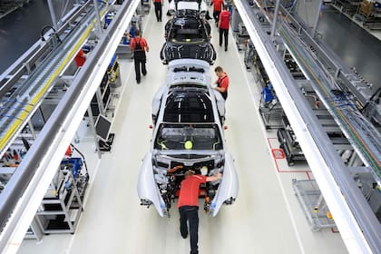 La línea de producción en la fábrica de Porsche en Stuttgart, Alemania. La familia Porsche (controlante de Volkswagen) es una de las más poderosas de la industria en el mundo