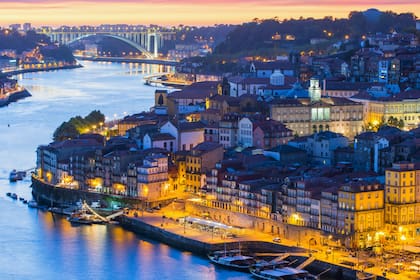 La Línea del Duero recorre el valle junto al río del mismo nombre y la región viñatera en el norte de Portugal, desde Oporto hasta Pocinho, cerca de la frontera con España