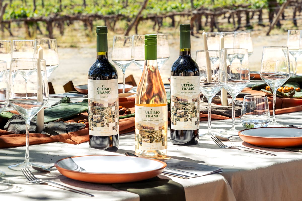 La línea está integrada por un Malbec y un Cabernet Sauvignon de Chañar Punco, junto a un Naranjo de Torrontés elaborado con uvas de Cafayate, poniendo en diálogo diferentes expresiones de los Valles Calchaquíes.