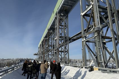 La línea hidroeléctrica recorre 339 millas (545 kilómetros) desde la frontera entre Estados Unidos y Canadá hasta una estación conversora en Astoria, Queens