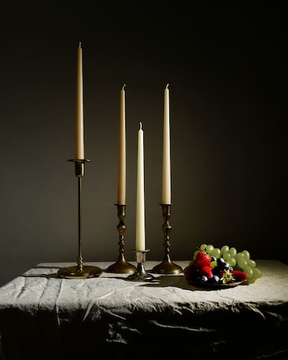 La línea más fuerte de Beelight son las velas de candelabro: algunas se hacen en molde y otras manualmente.