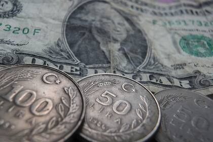 La lira turca perdió el 45% de su valor en un año