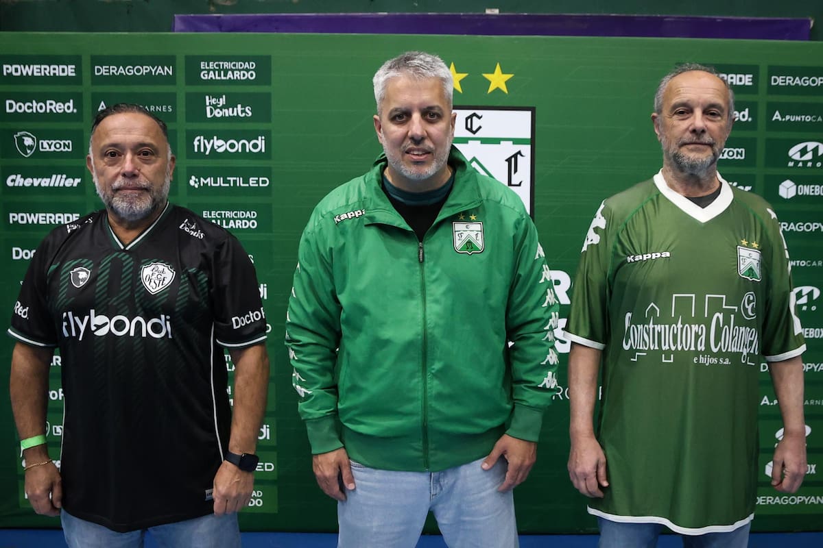 La lista opositora "Somos Ferro" se impuso en Ferro Carril Oeste; en el medio, el flamante presidente, Patricio Baigorrotegui