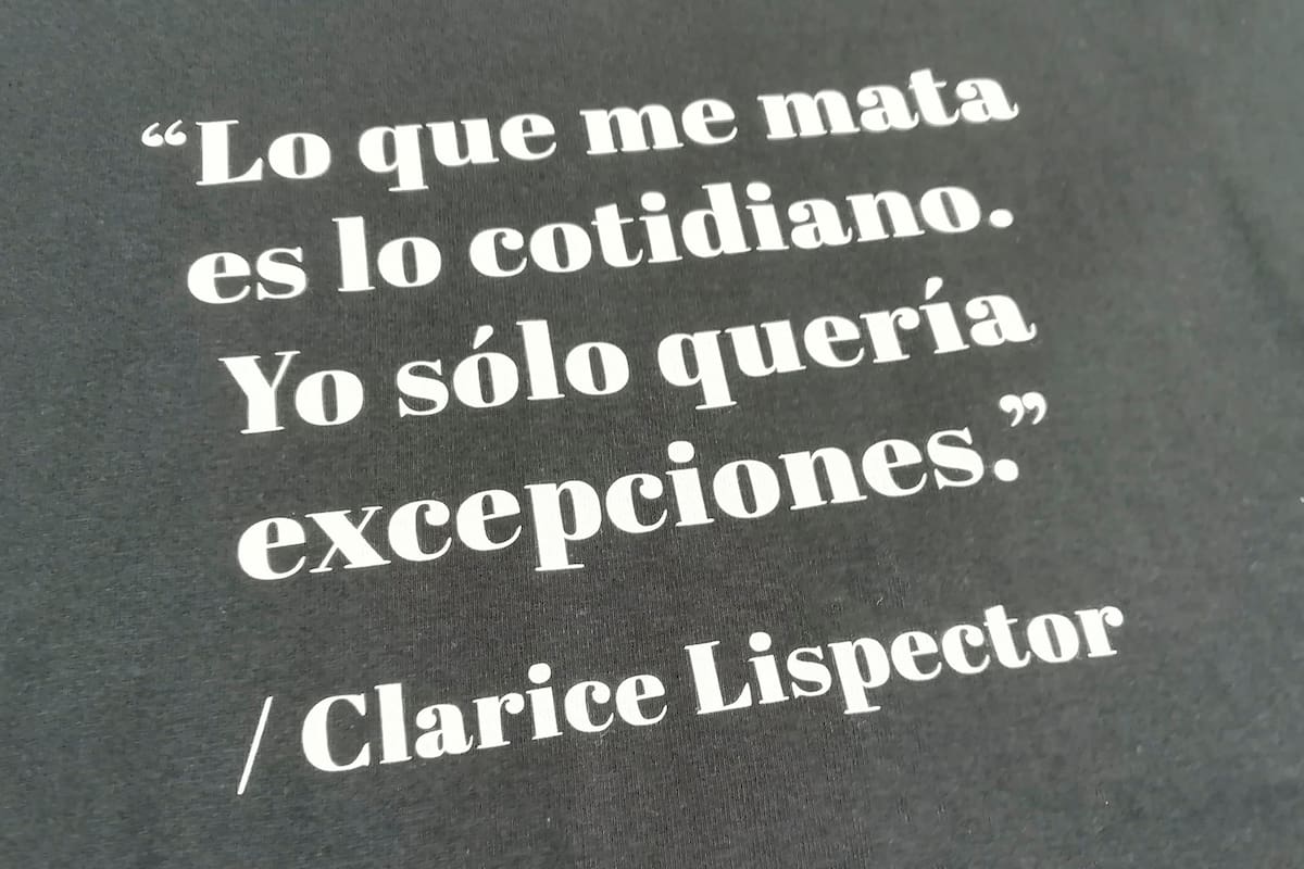 La literatura te viste: ropa inspirada en obras de narradores y poetas