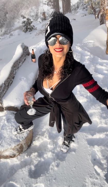 La llamada reina del senderismo celebró con una copa de vino en su última excursión