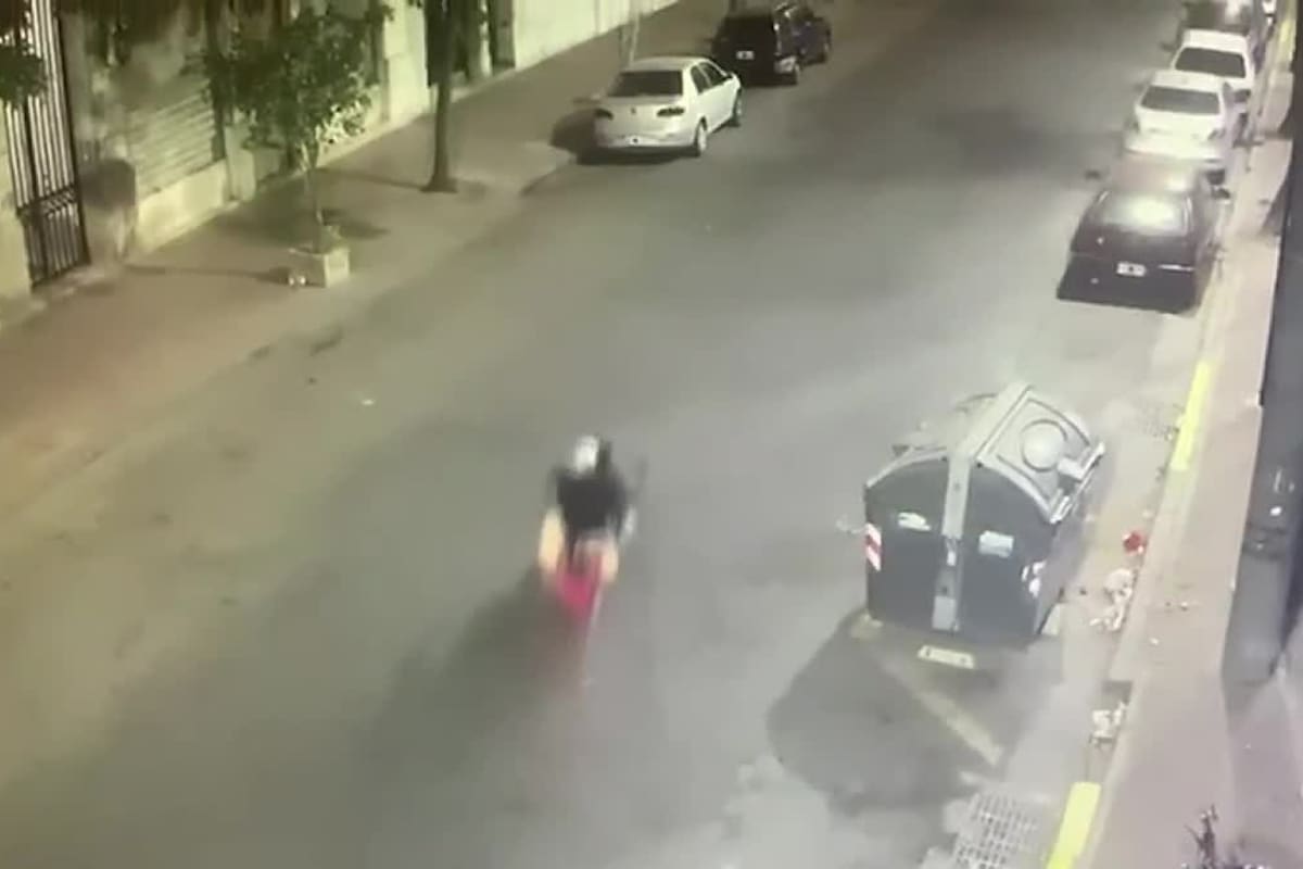 La llegada a Clarín de uno de los nueve hombres que tiraron bombas molotov