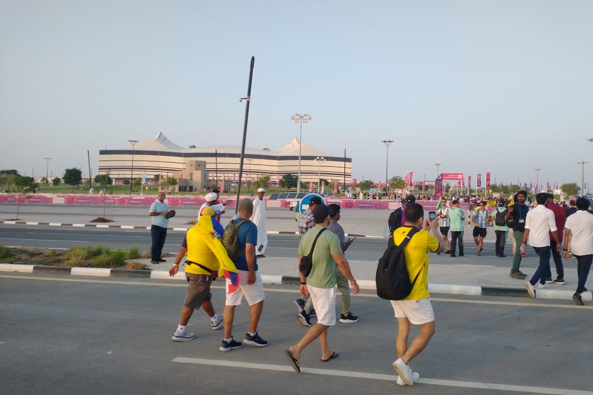 La llegada al Estadio entre hinchas de Ecuador y Qatar