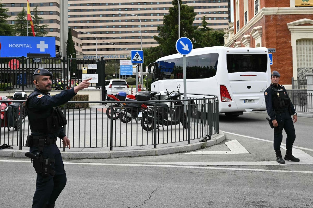 La llegada al hospital Gómez Ulla de los pasajeros españoles evacuados del MV Hondius
