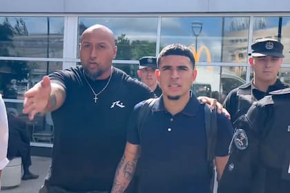 La llegada al país de Kendry Páez para firmar con River, su cuarto club profesional pese a que apenas tiene 18 años