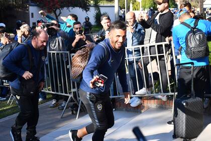 La llegada de Carlos Tevez a Córdoba: los hinchas no paran de sacar fotos