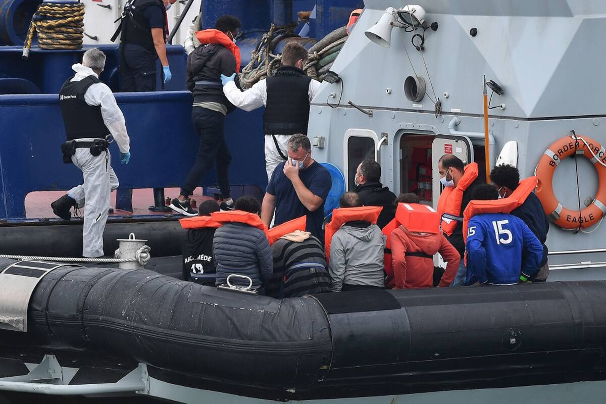 La llegada de inmigrantes ilegales, otro drama que confluye con la pandemia en Gran Bretaña
