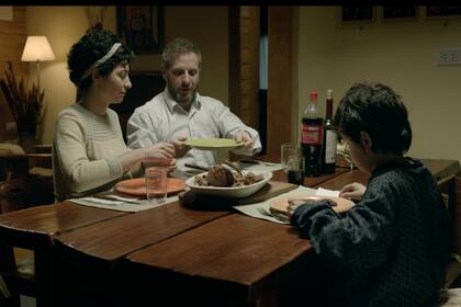 Victoria Almeida y Diego Gentile interpretan a Cecilia y Diego, la pareja que adopta a Joel.