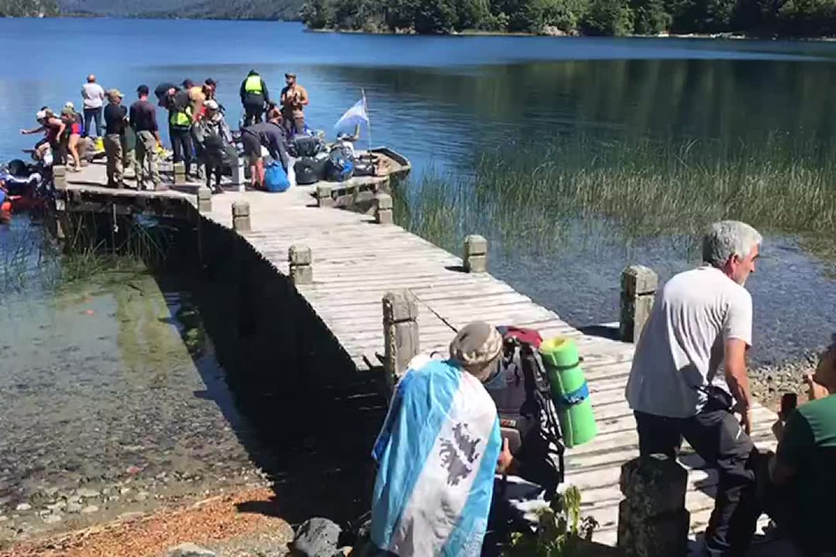 La llegada de la columna "Juana Azurduy" al muelle de la estancia de Joe Lewis, en Lago Escondido