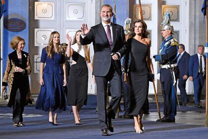 La llegada de la Familia Real. La reina Letizia llevó un vestido con escote asimétrico de Carolina Herrera, clutch Lambertson Truex y sandalias slingback Aquazzura. Leonor, en tanto, optó por un conjunto de chaqueta de tweed y falda plisada de Moisés Nieto y pumps Mascaró, mientras que su hermana Sofía apostó por un diseño bicolor con cut outs de Cardié y chatitas slingback de Massimo Dutti.