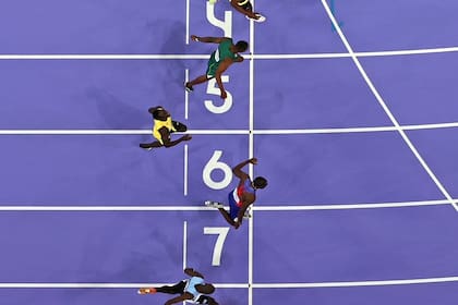 La llegada de la final de los 100 metros, una imagen icónica de la definición de unas de las "pruebas madre" de los Juegos