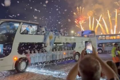 Argentina campeón del mundo: fiesta y fuegos artificiales en el ingreso de la Selección al predio de la AFA