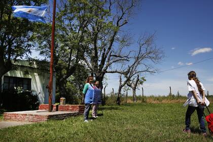 La llegada de la única alumna de la Escuela Rural Nº 20 de Carlos Keen