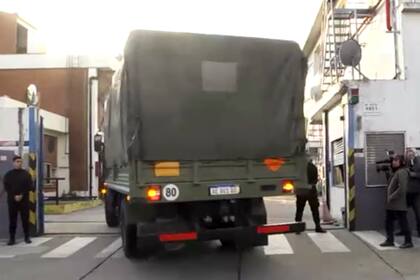 La llegada de los camiones del Ejército Argentino en los galpones de Villa Martelli