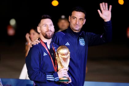La llegada de los campeones del mundo de Qatar 2022, con la copa: Lionel Messi y el DT Lionel Scaloni