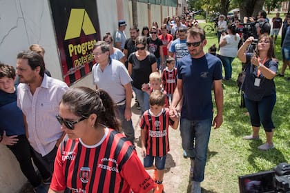 La llegada de los chicos que hicieron un cordón en la despedida