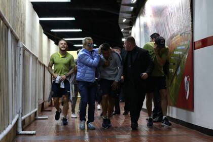 La llegada de los futbolistas de Boca al vestuario, con Tevez entre los afectados y Nández furioso